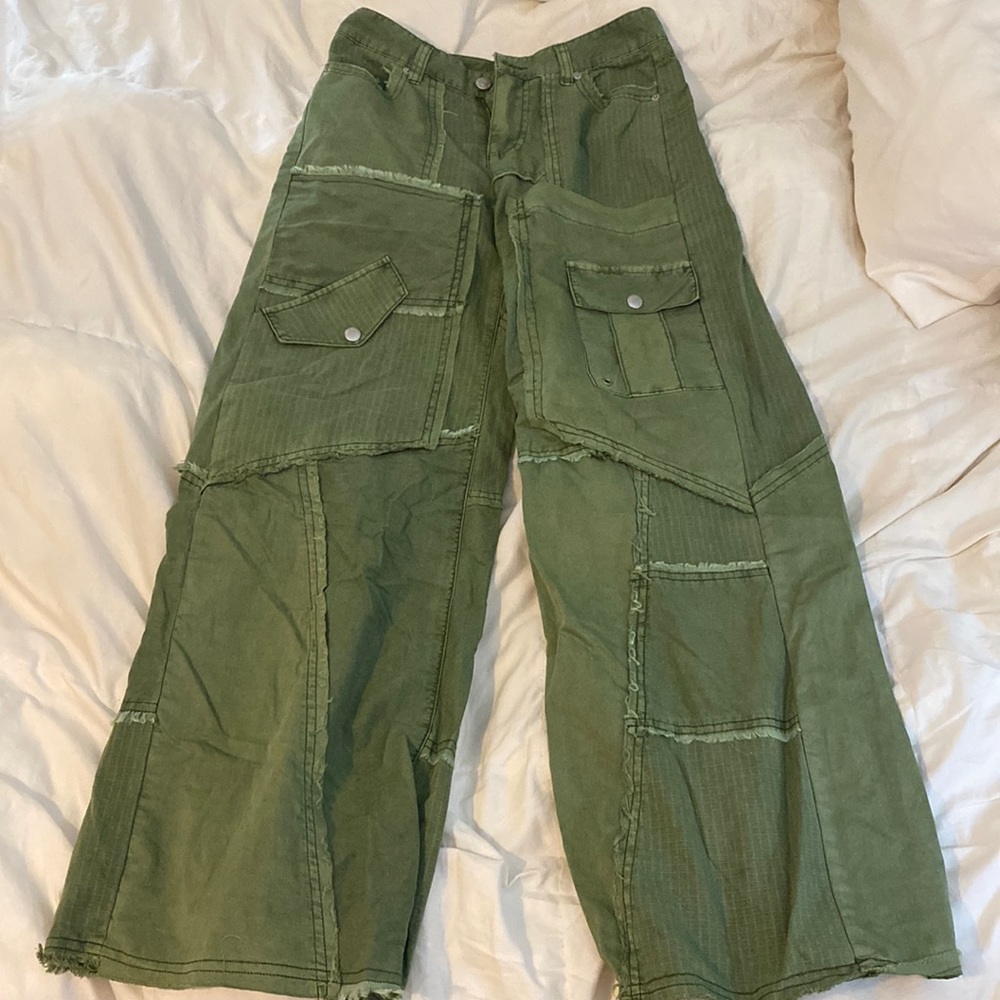Urban Outfitter BDG green cargos in size 24